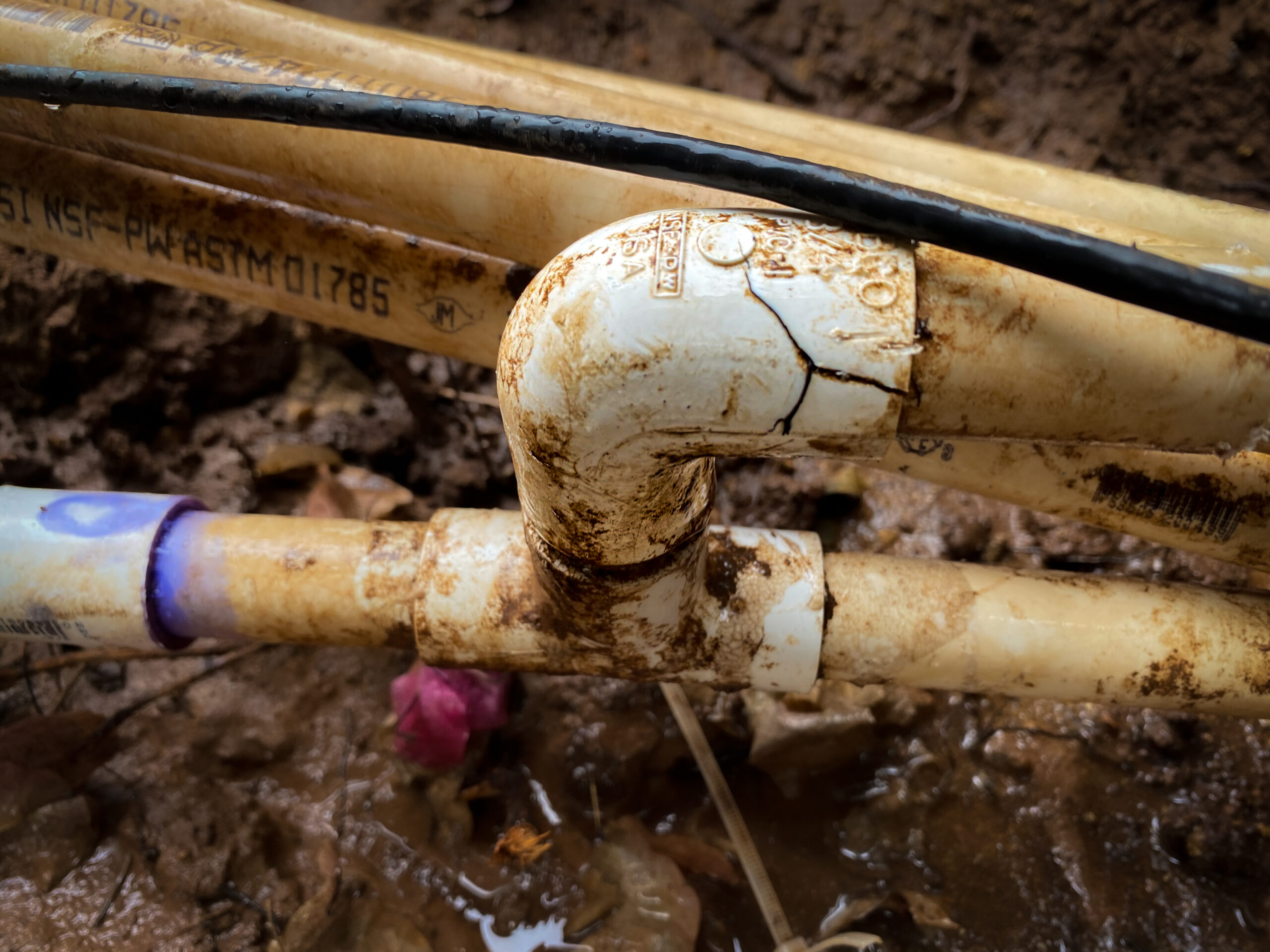 emergency-plumbing-services-julian-ca A Julian plumber locates a freshwater leak in a PVC main service line, caused by a large crack.