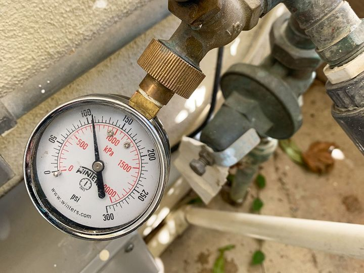 A water pressure test is performed using a water pressure gauge as a part of standard leak prevention servivces.